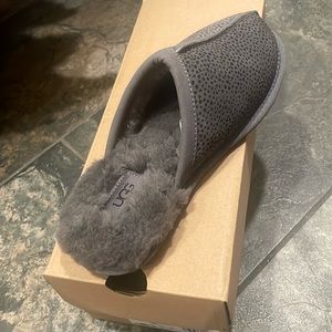 NWT UGG Disquette Women's Slippers in Charcoal.